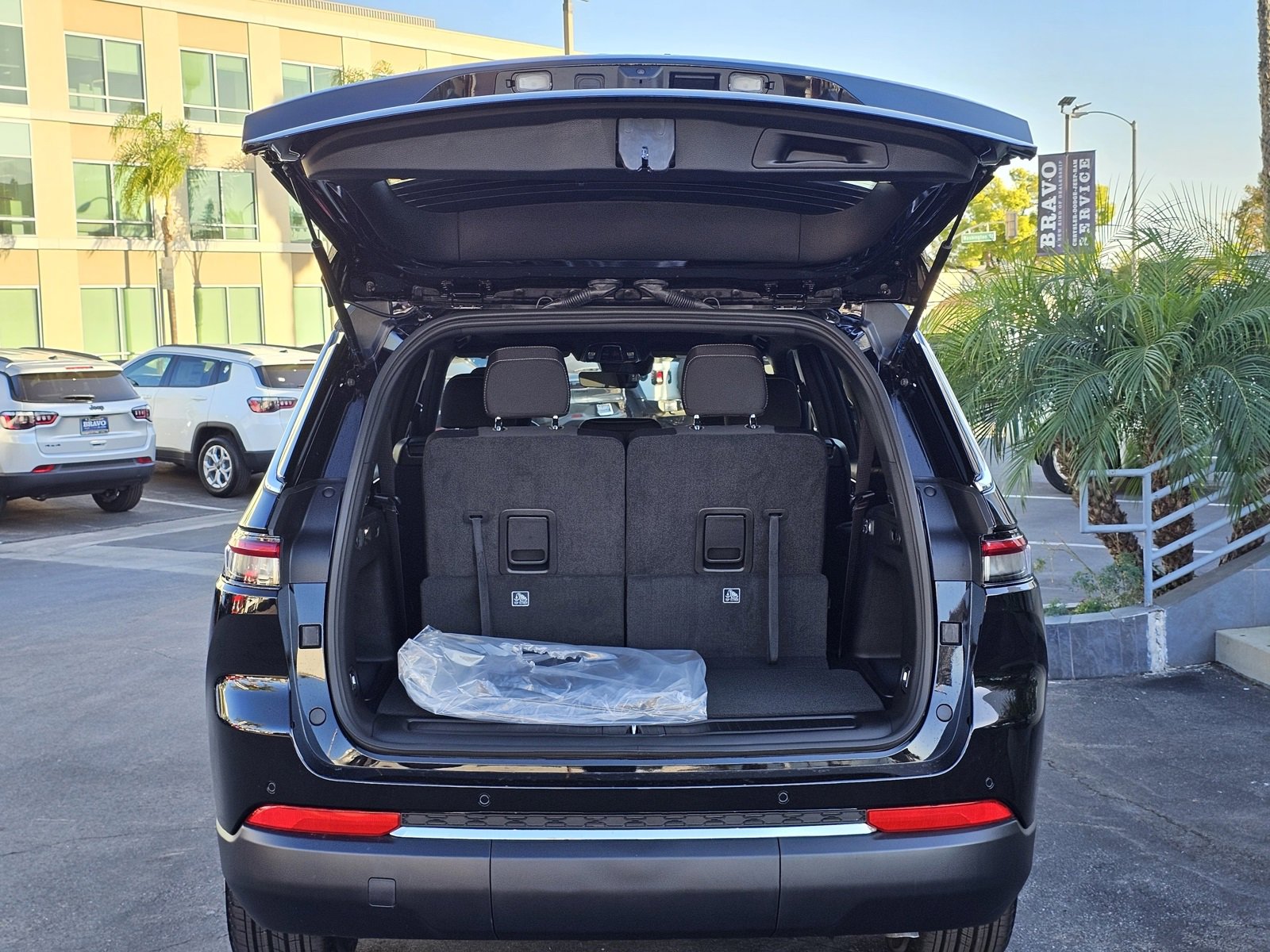 New 2025 Jeep Grand Cherokee L Laredo image 7