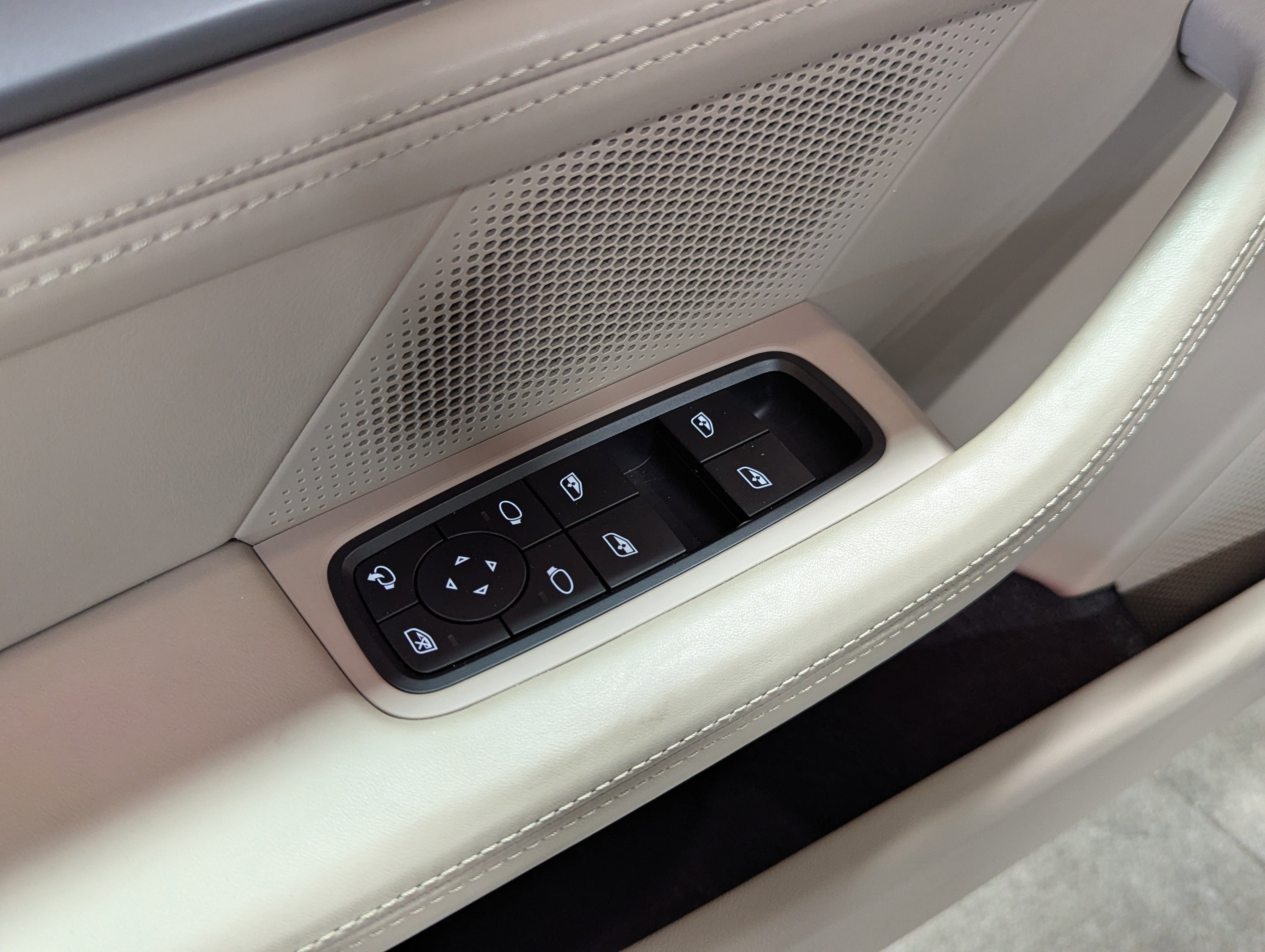 Used 2025 Porsche Taycan image 27