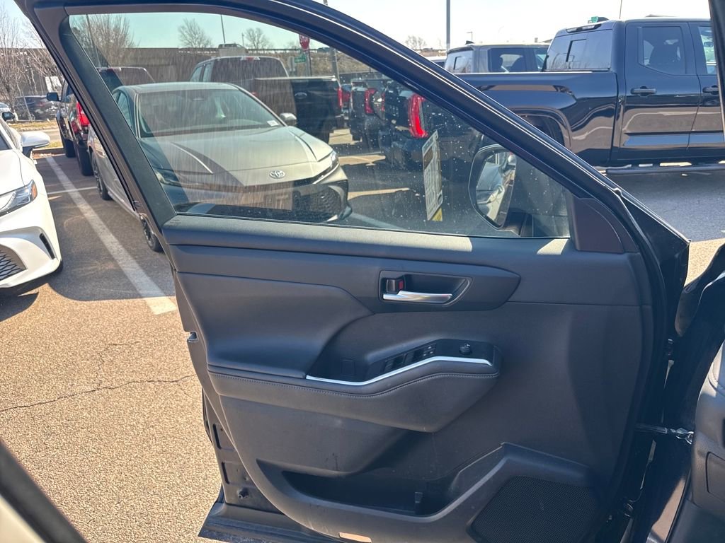 Used 2025 Toyota Highlander XLE image 35