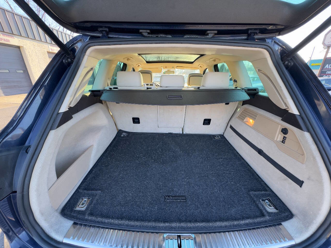 Used 2013 Volkswagen Touareg Sport image 20