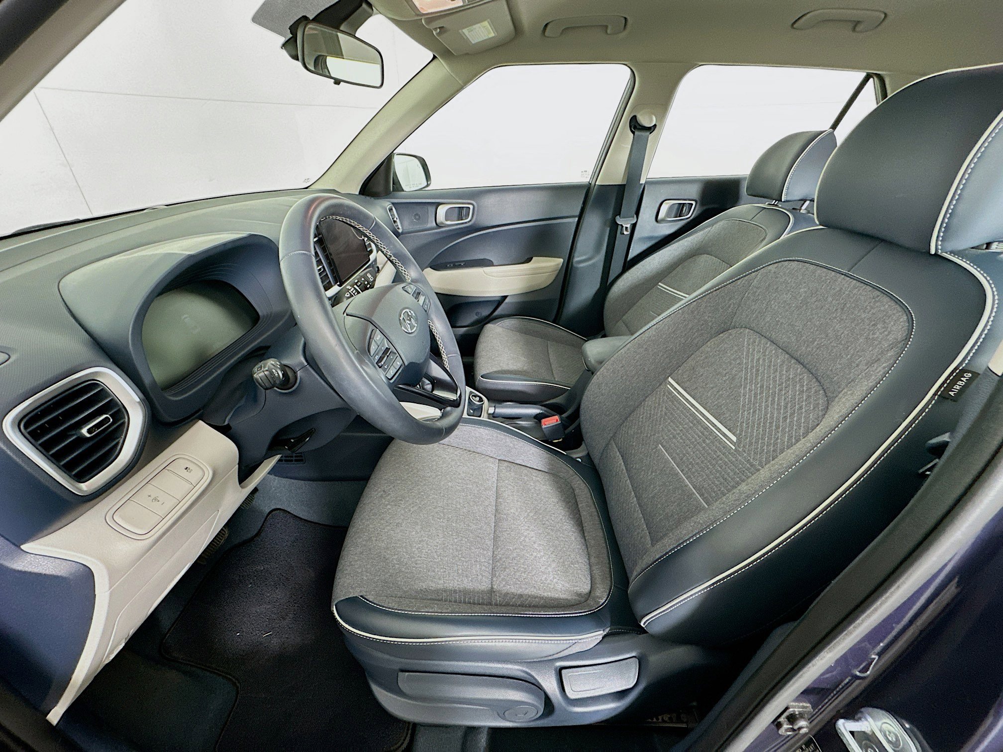 Used 2023 Hyundai Venue Limited w/ Cargo Package image 13