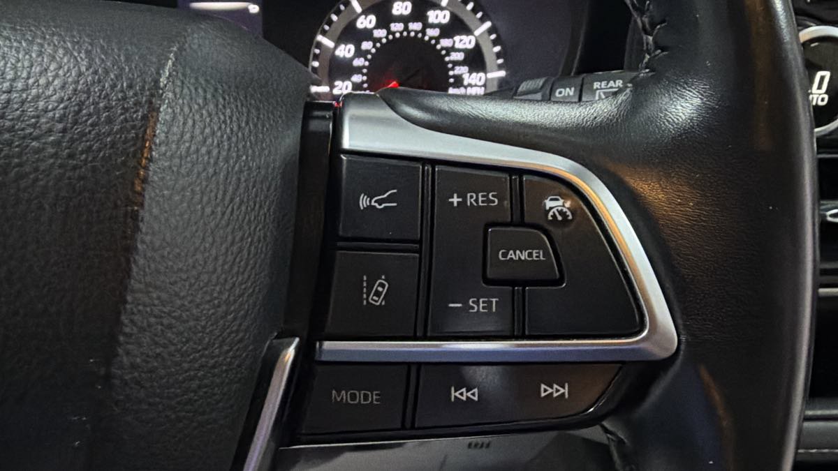 Used 2021 Toyota Highlander LE FWD image 17