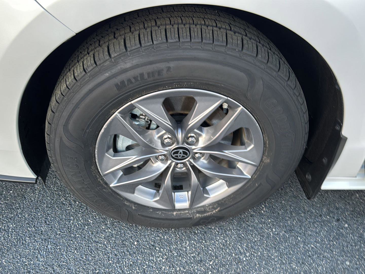 Used 2025 Toyota Sienna XLE w/ XLE Plus Package FWD image 32