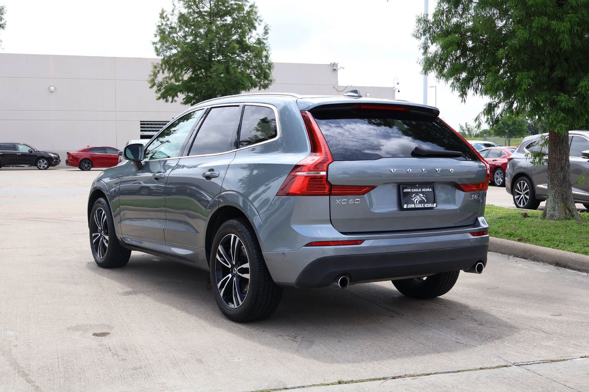 Used 2018 Volvo XC60 T6 Momentum w/ Vision Package AWD/4WD image 4