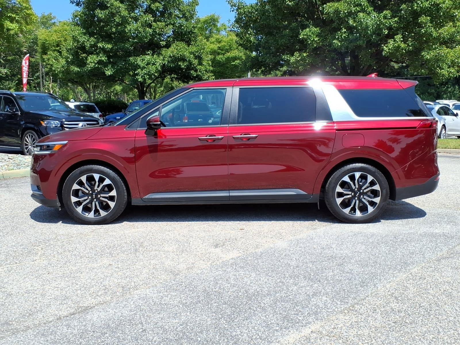 Used 2024 Kia Carnival EX FWD image 3