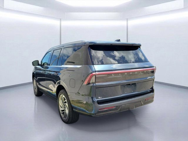 Used 2025 Lincoln Navigator Reserve AWD/4WD image 3