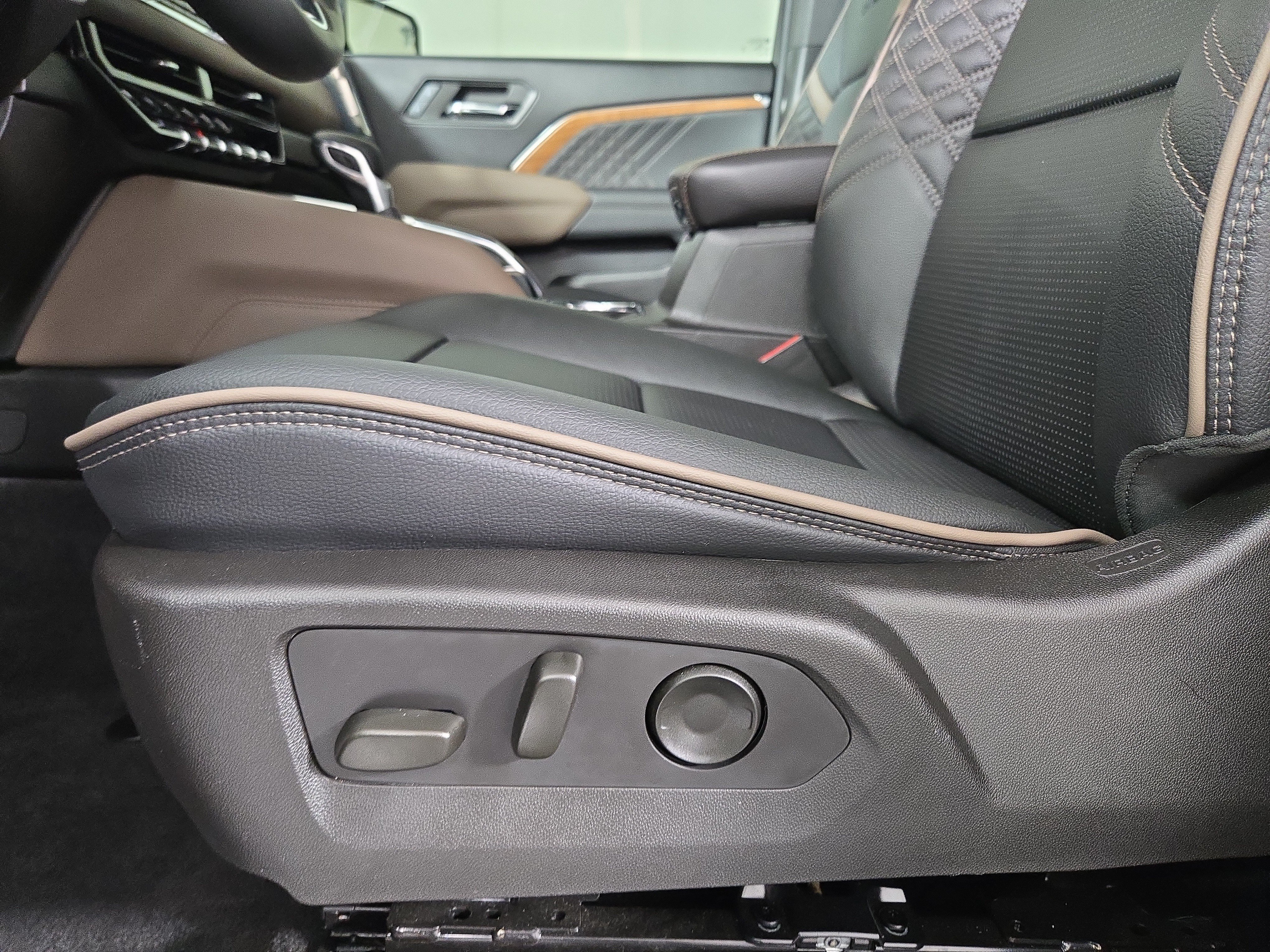 Certified 2024 GMC Canyon Denali AWD/4WD image 32