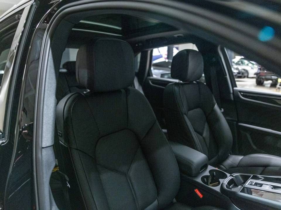 Certified 2026 Porsche Macan AWD/4WD image 26