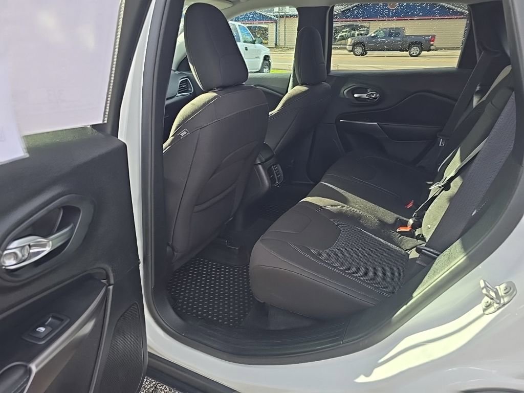 Used 2019 Jeep Cherokee Latitude w/ Cold Weather Group image 13