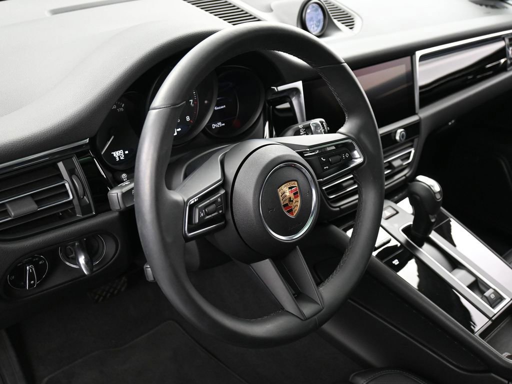 Certified 2025 Porsche Macan image 16
