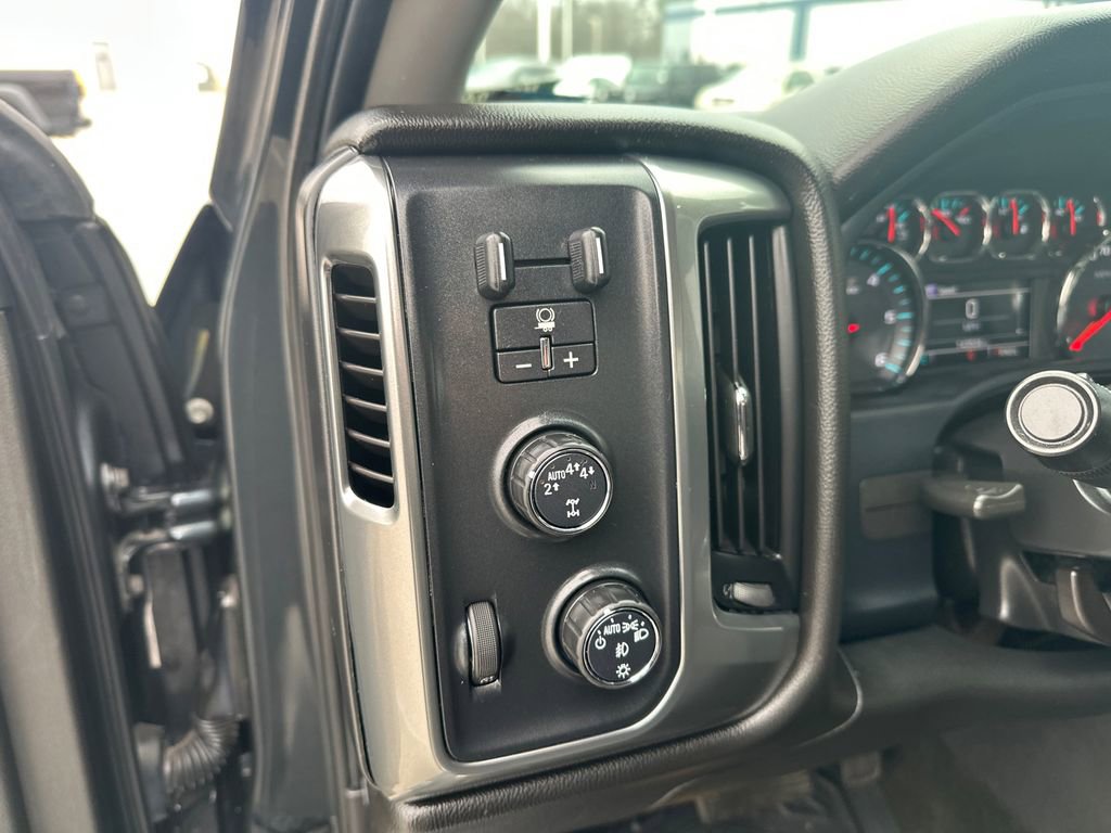 Used 2018 Chevrolet Silverado 1500 LT w/ All Star Edition image 27