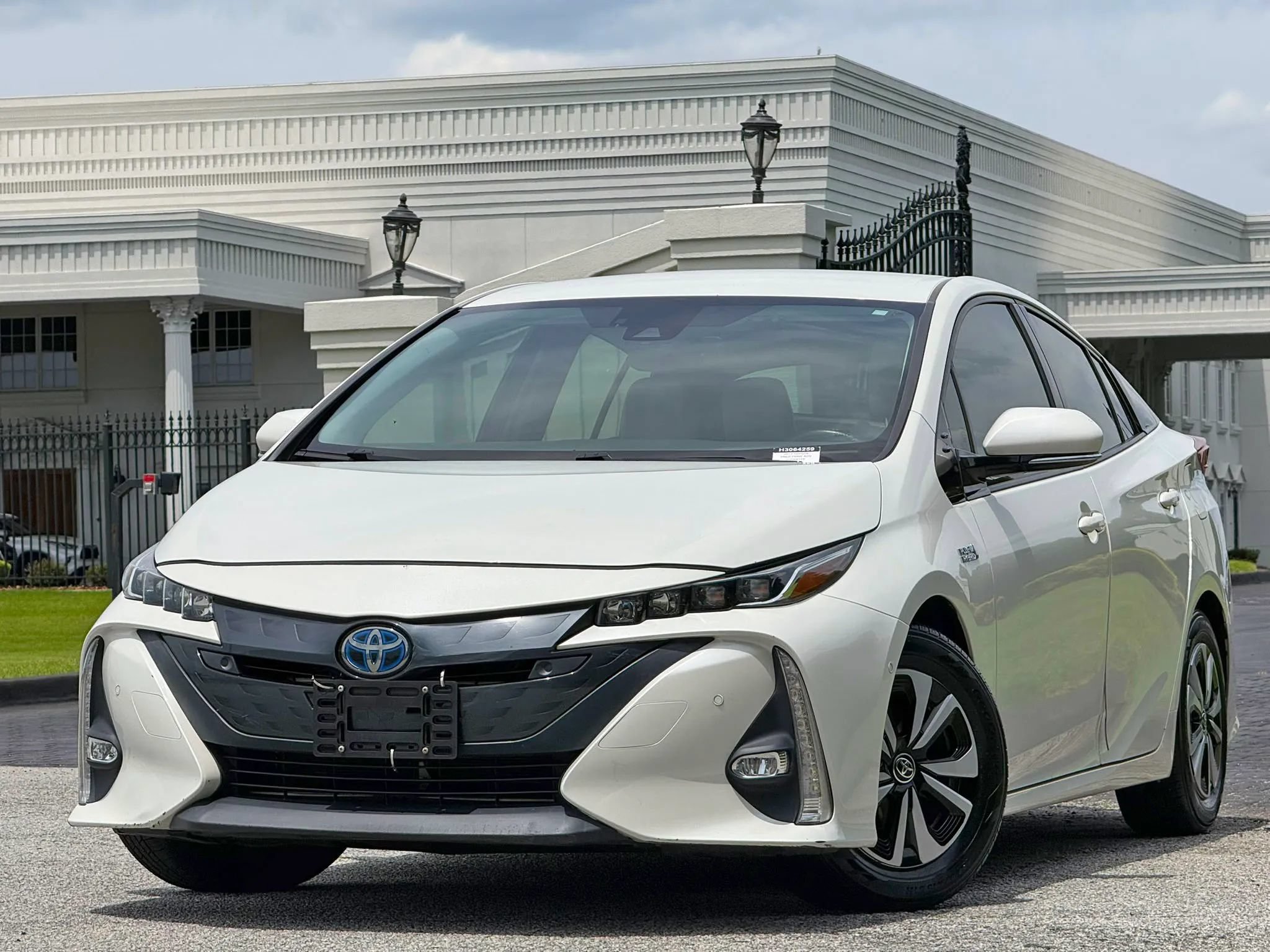Used 2017 Toyota Prius Prime Advanced FWD image 2
