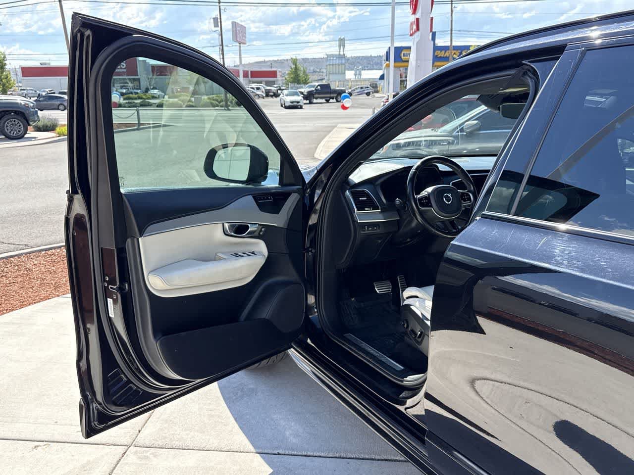 Used 2020 Volvo XC90 T8 R-Design w/ Protection Package Premier AWD/4WD image 9
