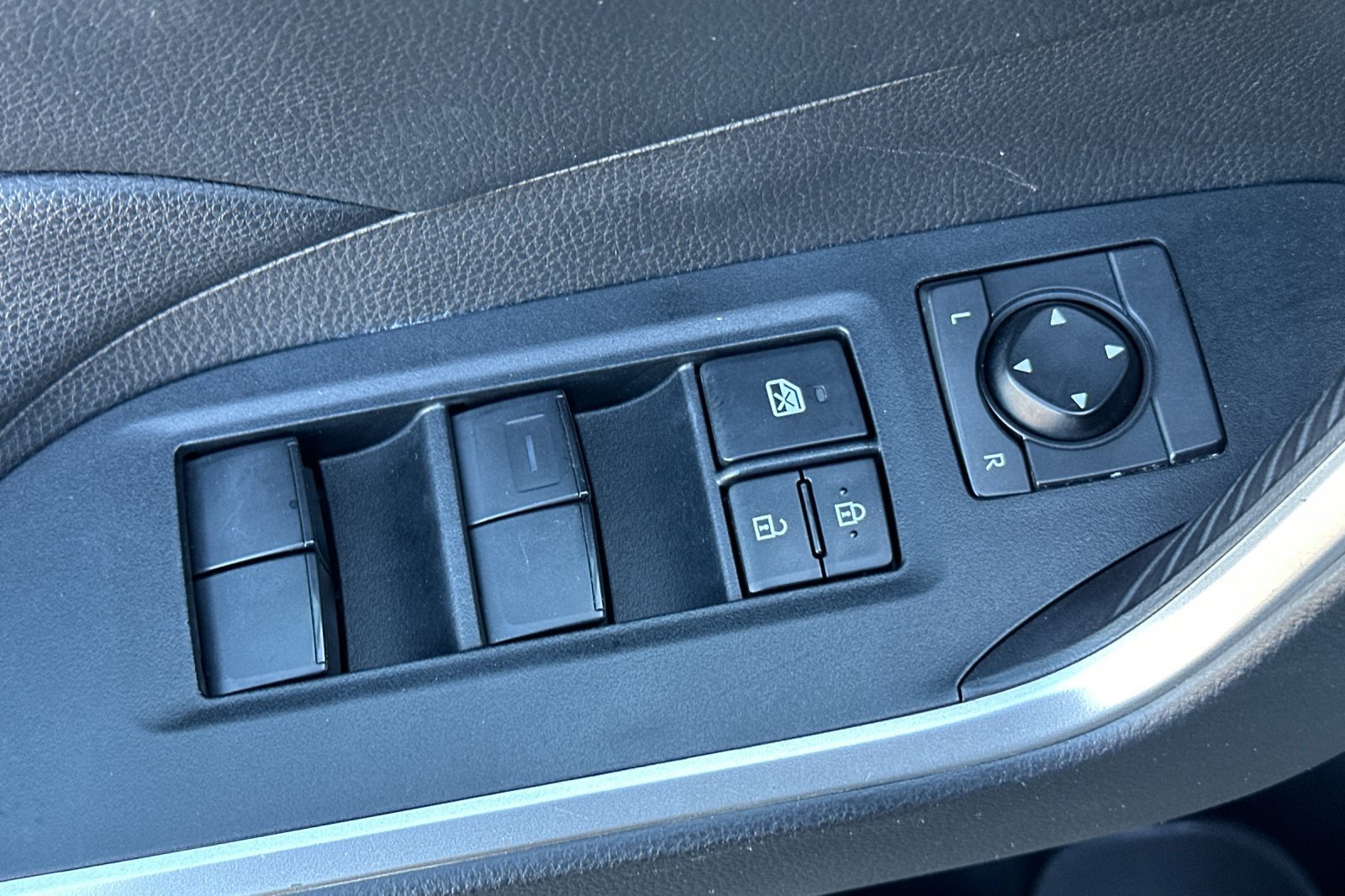 Used 2019 Toyota RAV4 LE w/ All Weather Liner Package AWD/4WD image 17