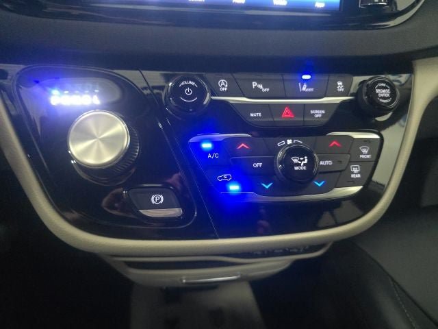 Used 2024 Chrysler Pacifica Touring-L FWD image 19