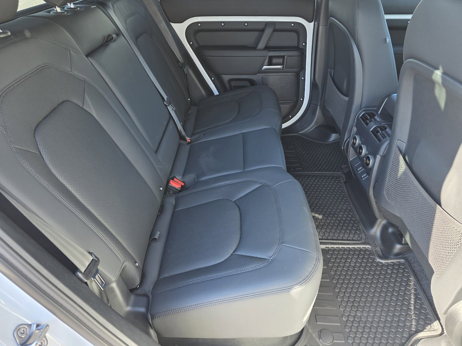 New 2026 Land Rover Defender 110 X-Dynamic SE image 5