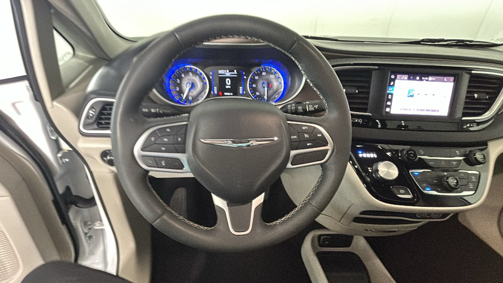 Used 2023 Chrysler Voyager LX FWD image 16