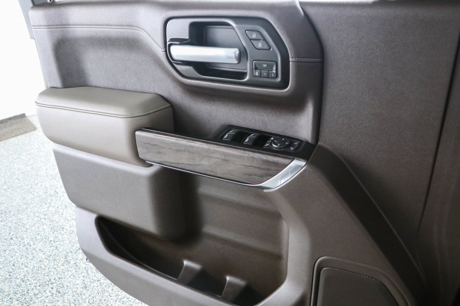 Used 2020 Chevrolet Silverado 1500 LTZ AWD/4WD image 24