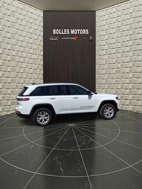 Certified 2023 Jeep Grand Cherokee Limited AWD/4WD image 3