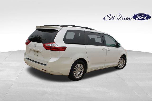 Used 2017 Toyota Sienna XLE Premium FWD image 5