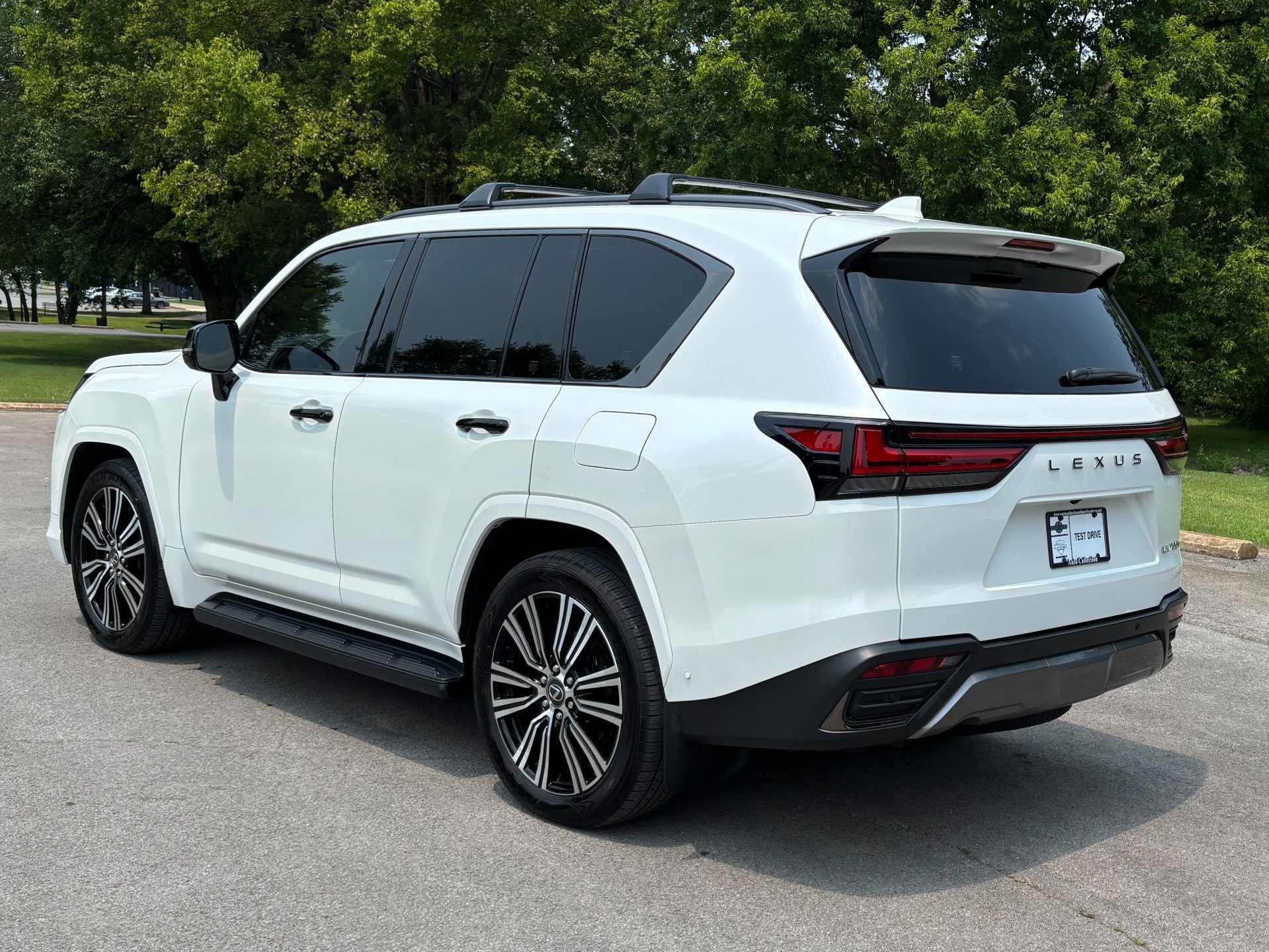 Used 2025 Lexus LX 700h Luxury w/ Appearance Package AWD/4WD image 4