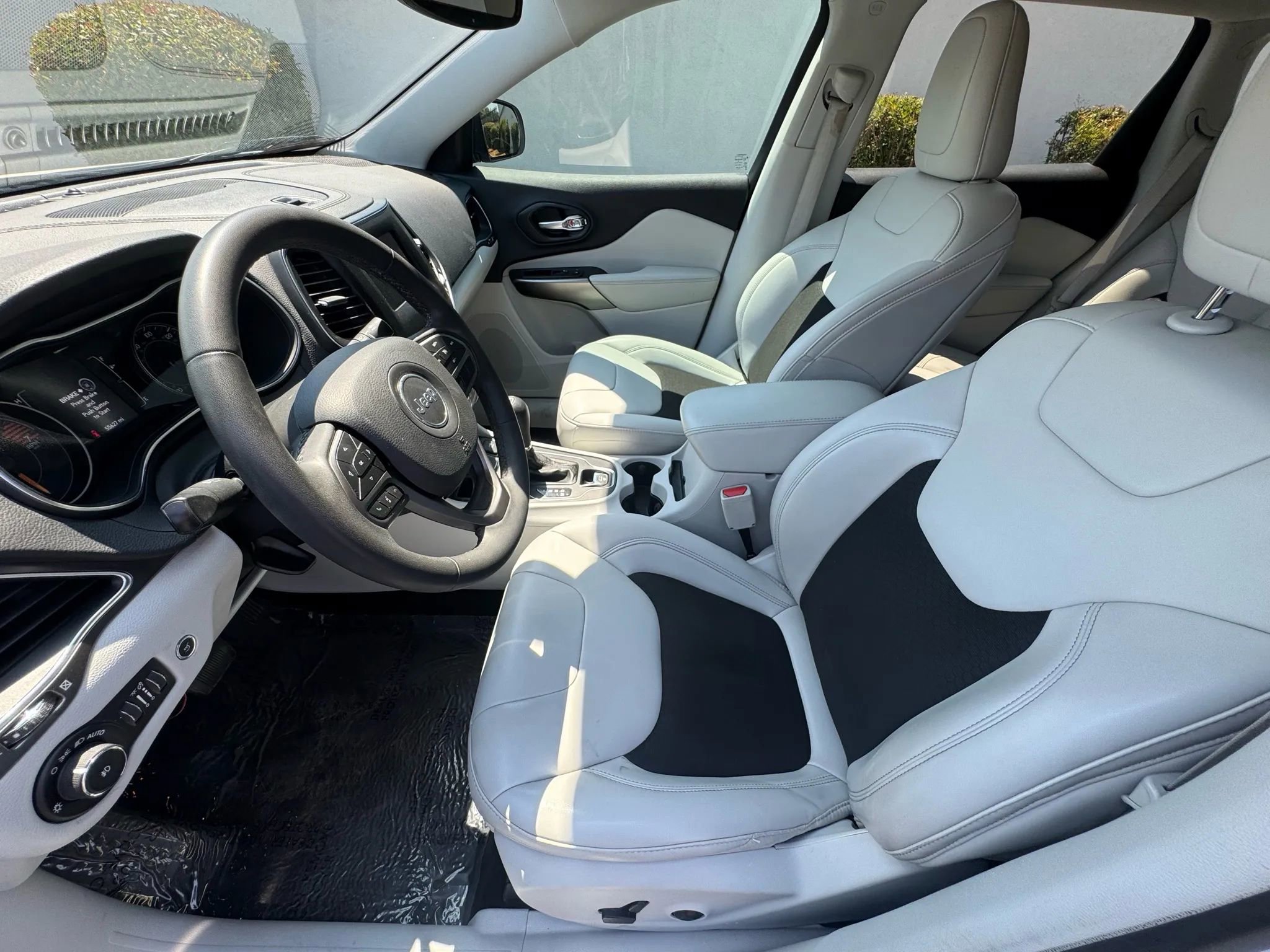 Used 2020 Jeep Cherokee Latitude Plus w/ Comfort/Convenience Group image 11