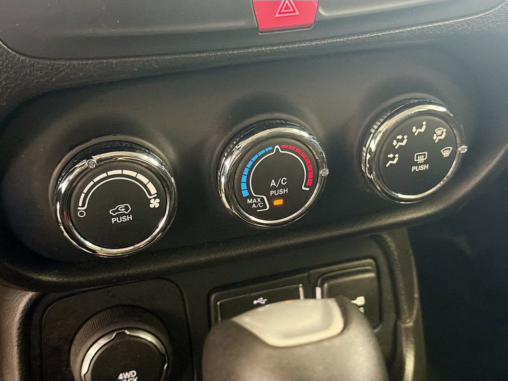 Used 2017 Jeep Renegade Latitude image 15