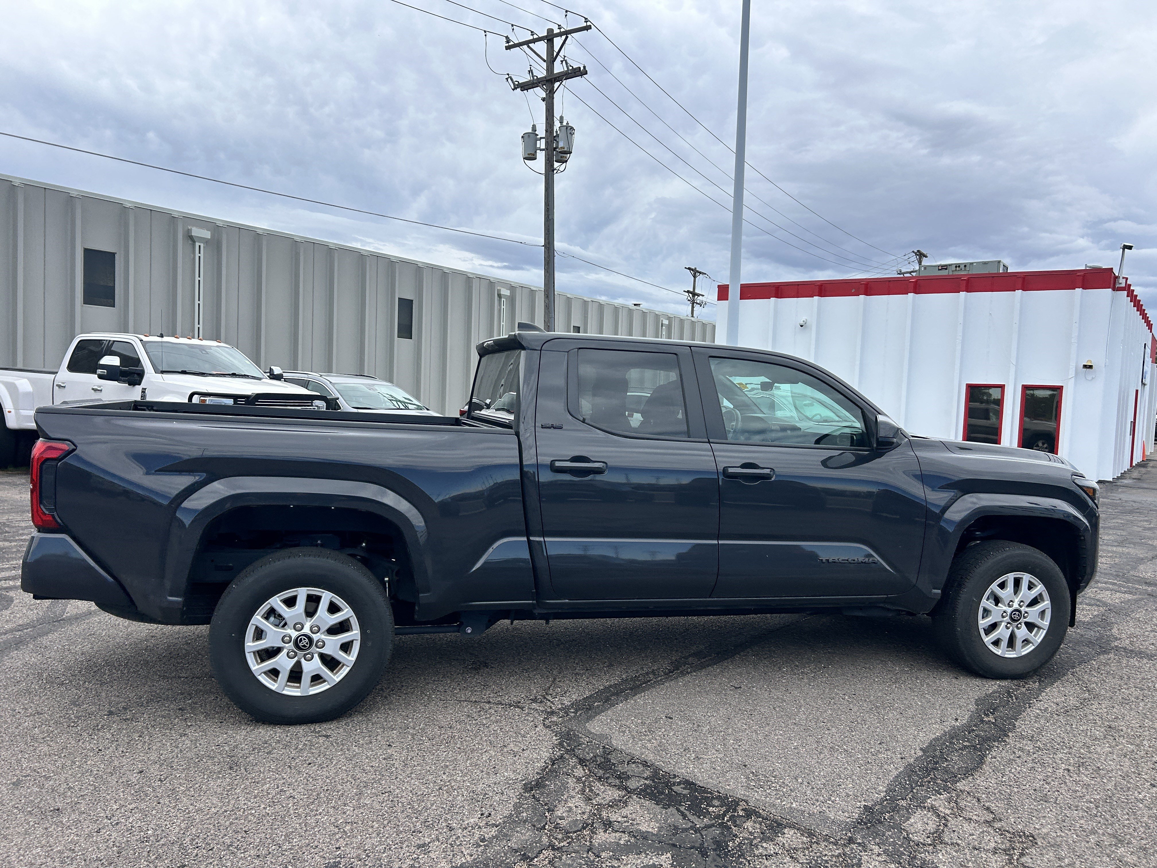 Used 2025 Toyota Tacoma SR5 AWD/4WD image 6