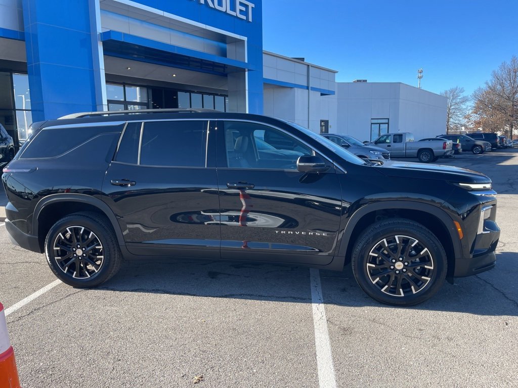 New 2025 Chevrolet Traverse LT w/ Enhanced Driving Package image 2