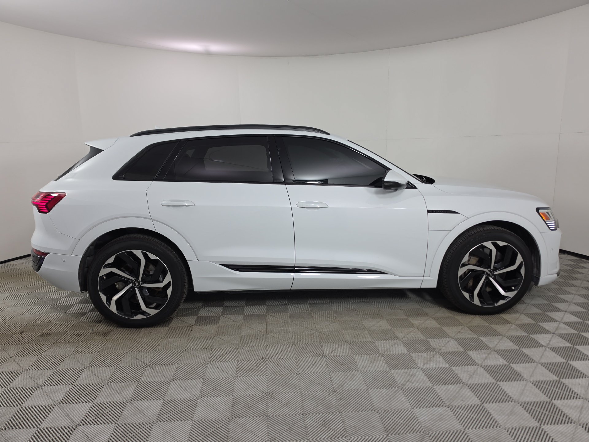 Used 2024 Audi Q8 e-tron Premium Plus AWD/4WD image 7