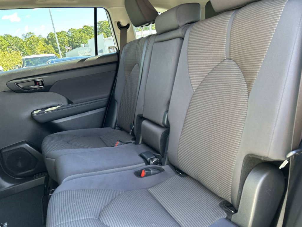 Used 2024 Toyota Highlander LE FWD image 16