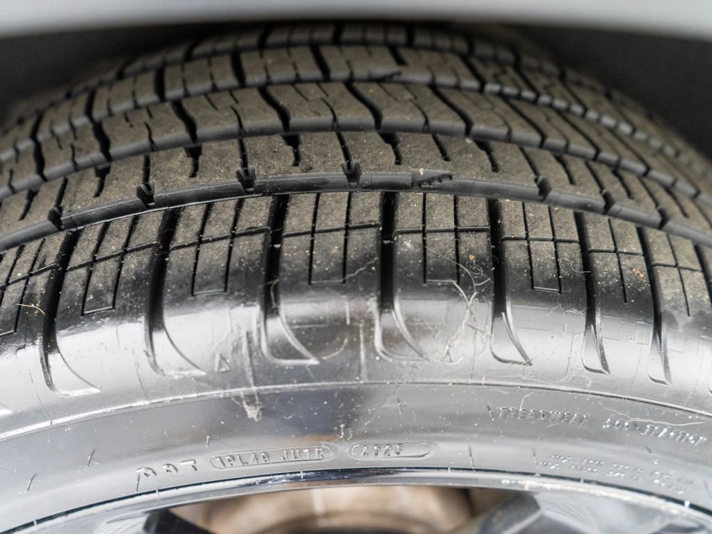 Used 2017 Volkswagen Touareg Executive image 33