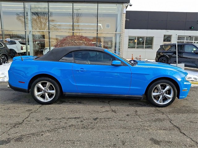Used 2010 Ford Mustang Convertible image 7