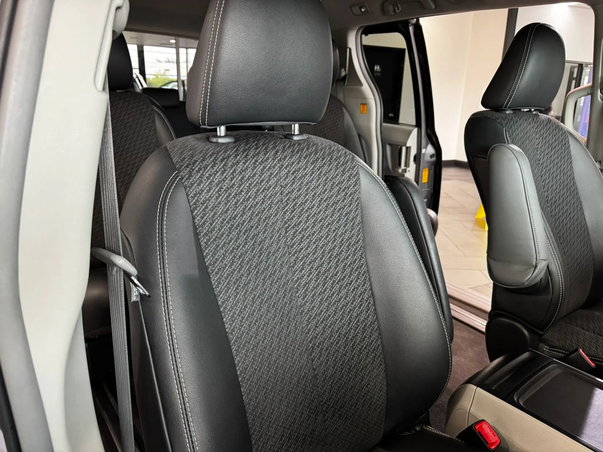 Used 2013 Toyota Sienna SE FWD image 13