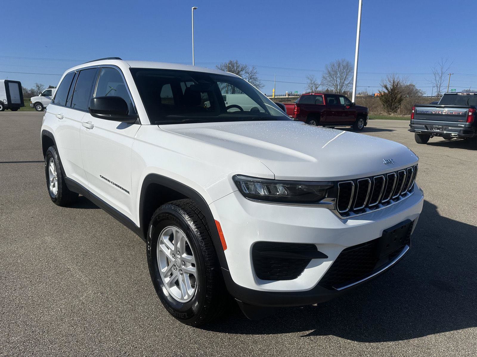 Used 2023 Jeep Grand Cherokee Laredo AWD/4WD image 11