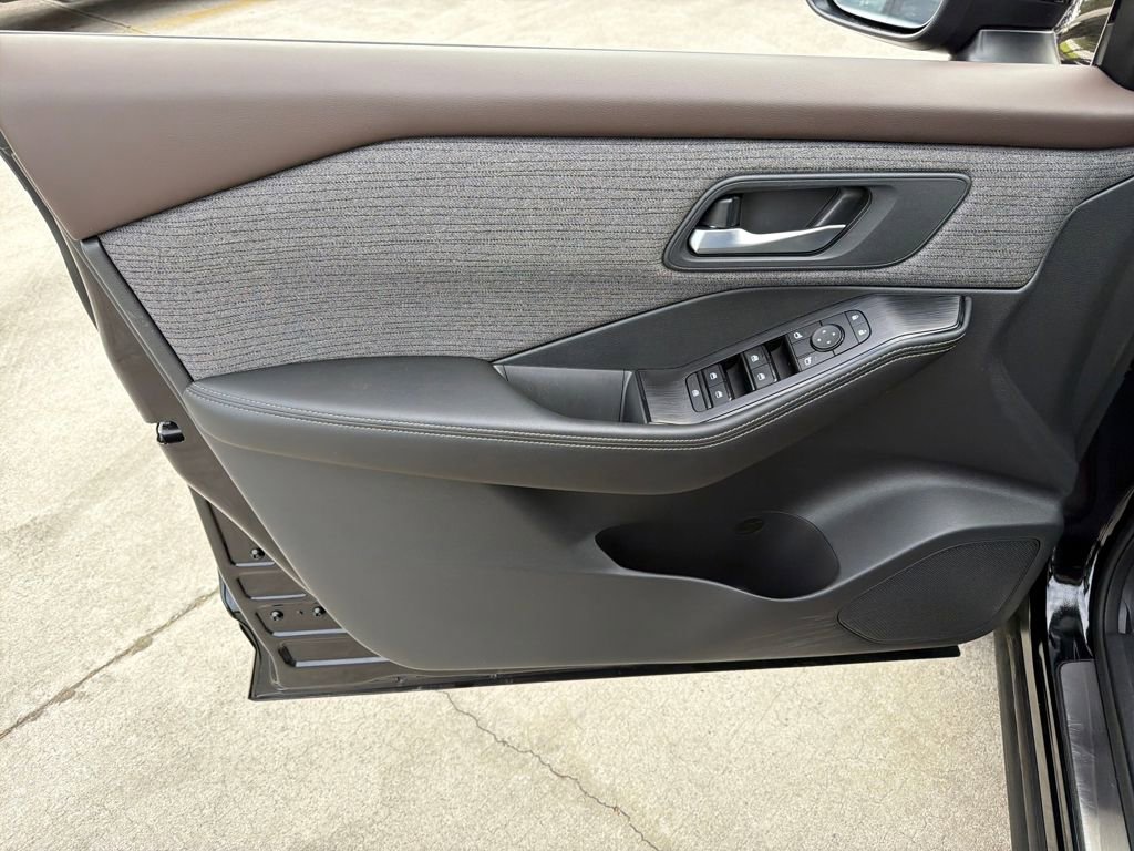 Used 2021 Nissan Rogue SV image 16