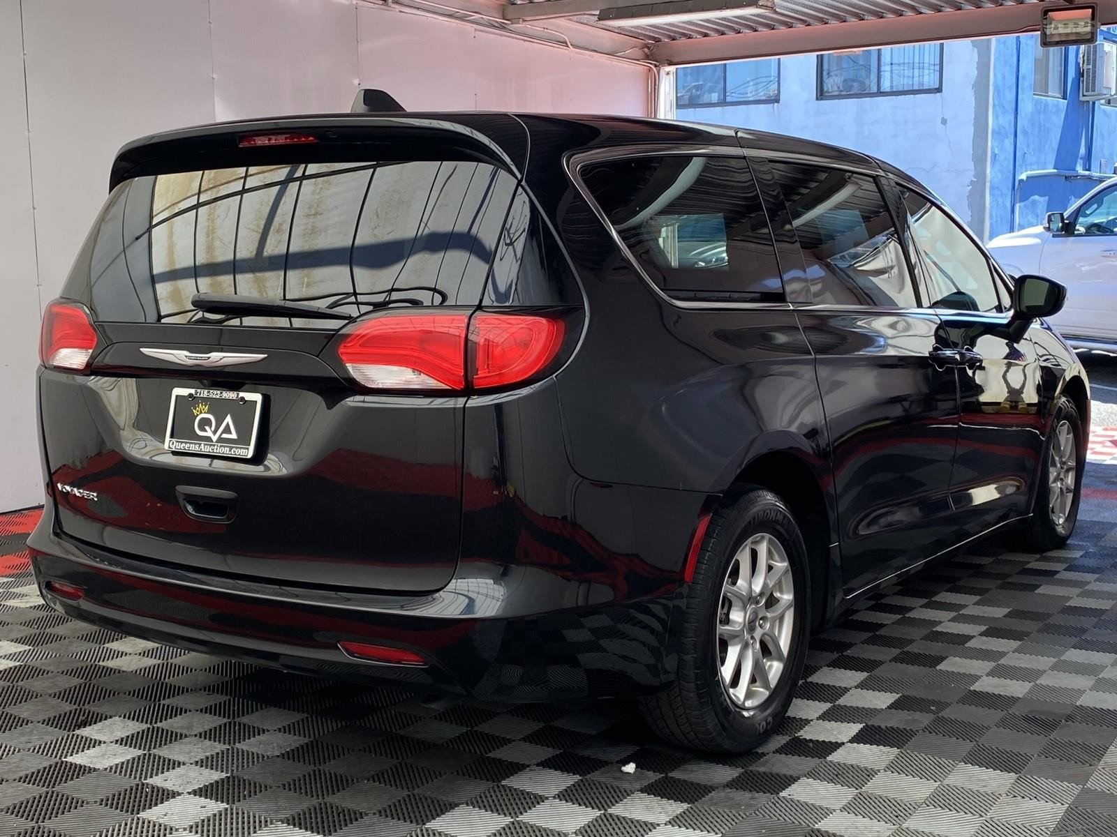 Used 2022 Chrysler Voyager LX image 6