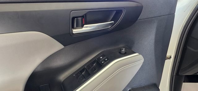 Used 2022 Toyota Highlander XLE image 12