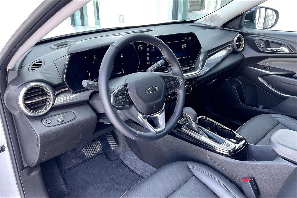 Used 2025 Chevrolet Trax ACTIV w/ Sunroof Package image 14