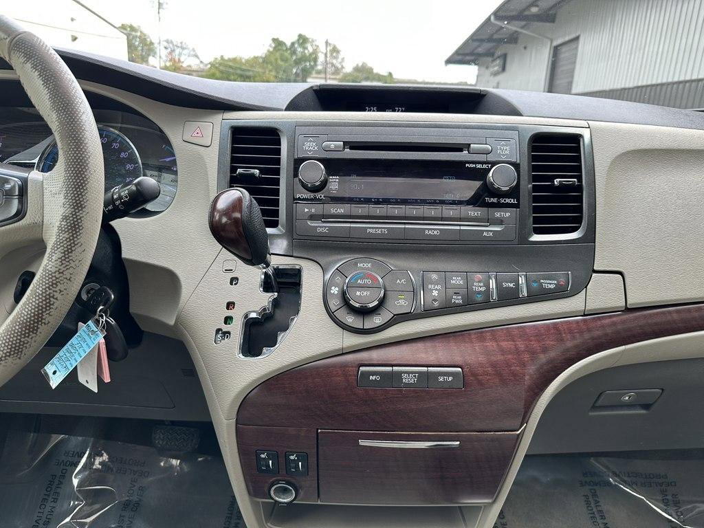 Used 2013 Toyota Sienna XLE FWD image 30
