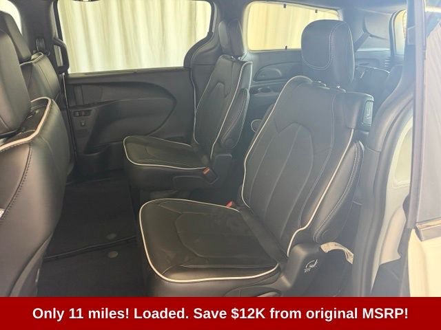 Used 2025 Chrysler Pacifica Limited FWD image 17