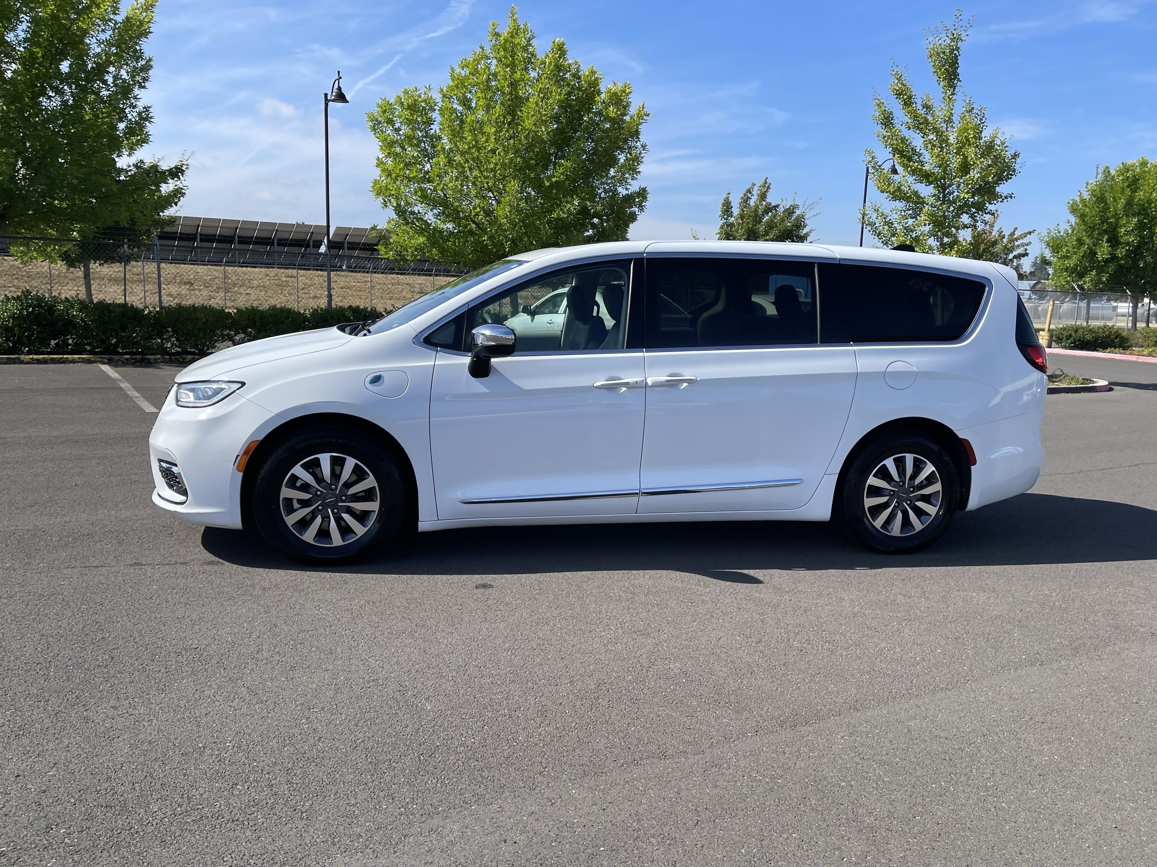 Used 2023 Chrysler Pacifica Limited FWD image 2