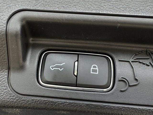 Used 2022 Ford Explorer XLT w/ Equipment Group 202A RWD image 36
