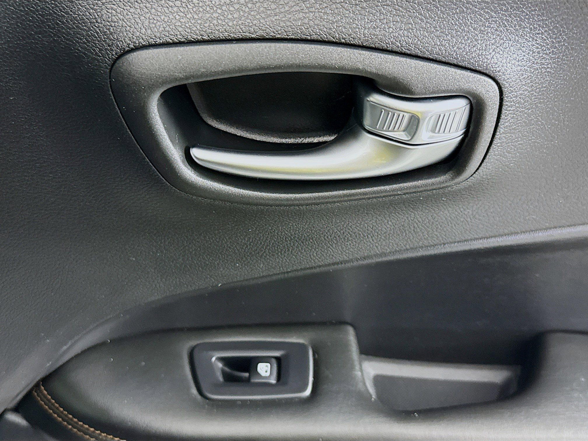 Used 2018 Jeep Compass Limited w/ Navigation Group FWD image 30