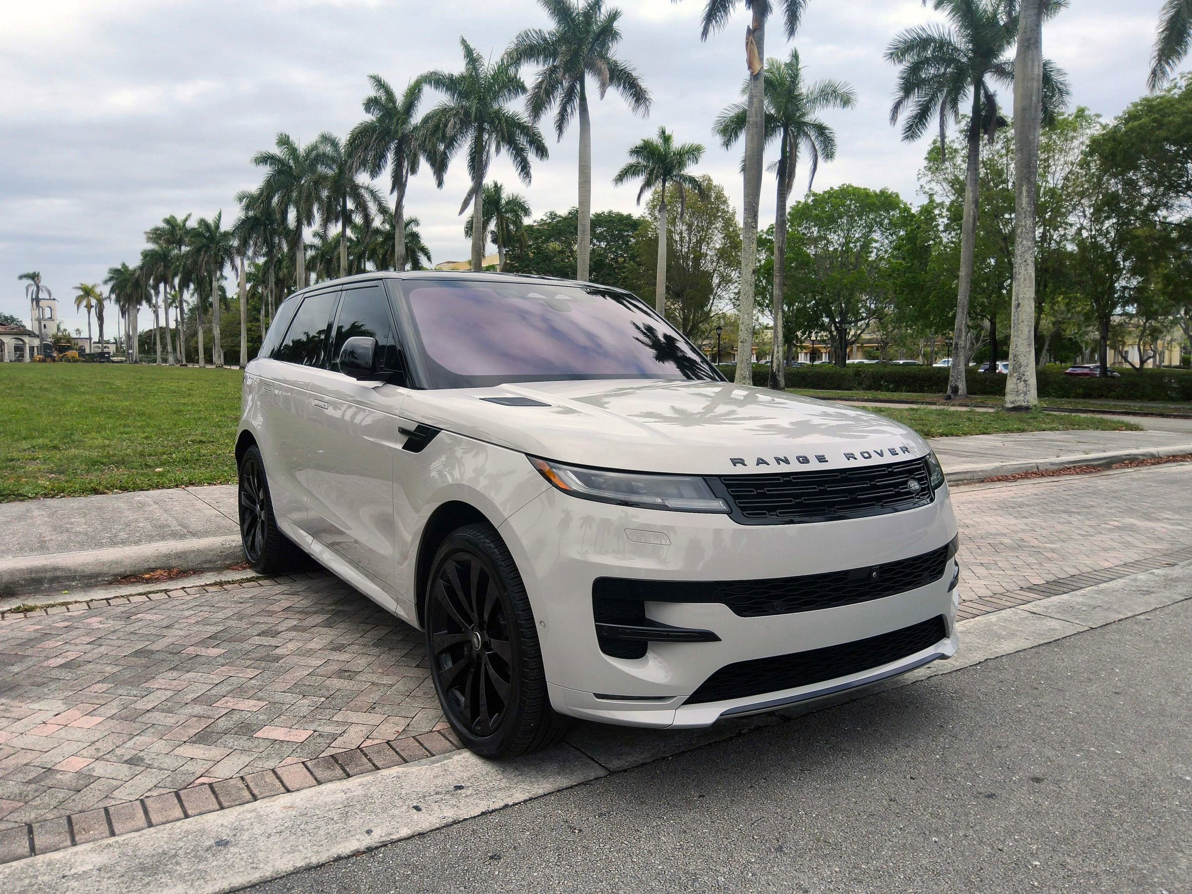 Used 2023 Land Rover Range Rover Sport SE Dynamic AWD/4WD image 1