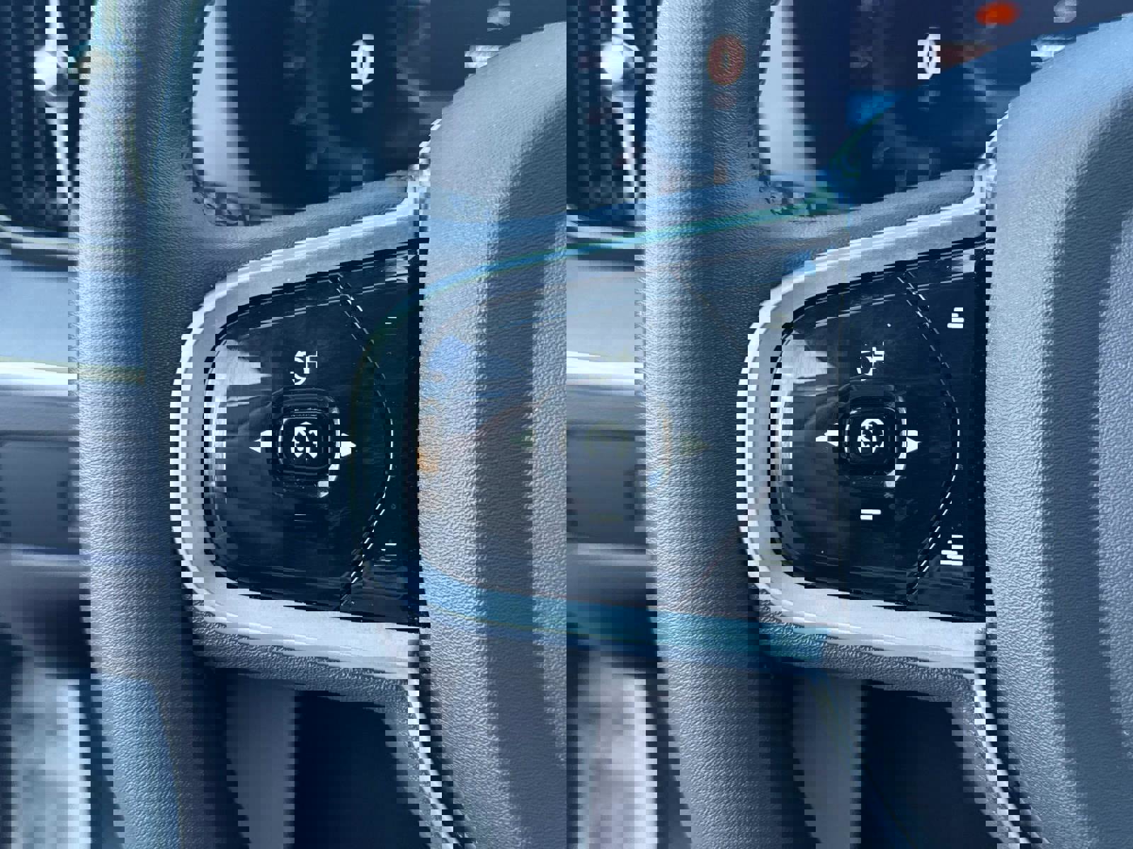 Used 2025 Volvo XC60 B5 Plus image 29