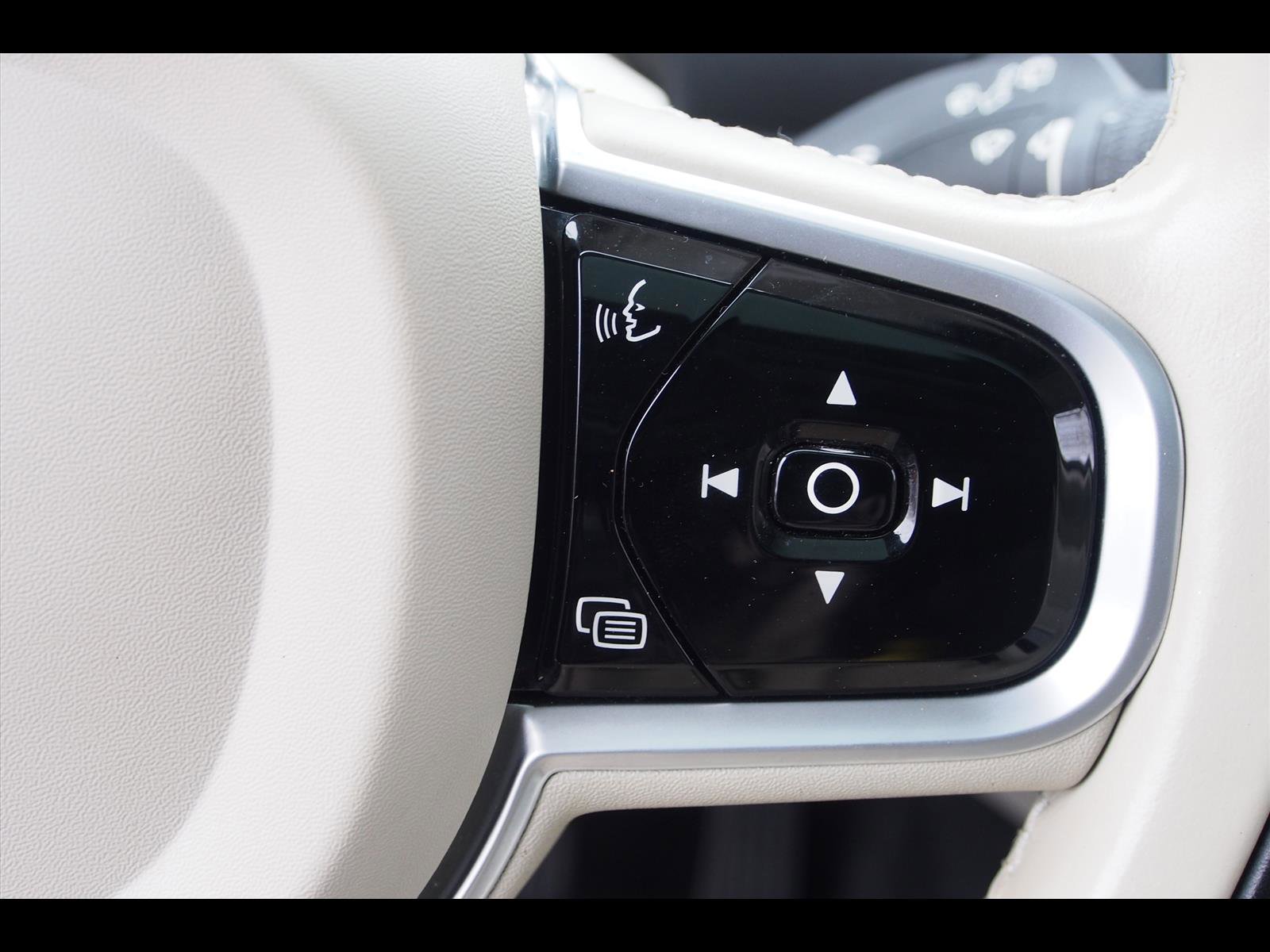 Used 2021 Volvo XC90 T5 Momentum w/ Climate Package image 28