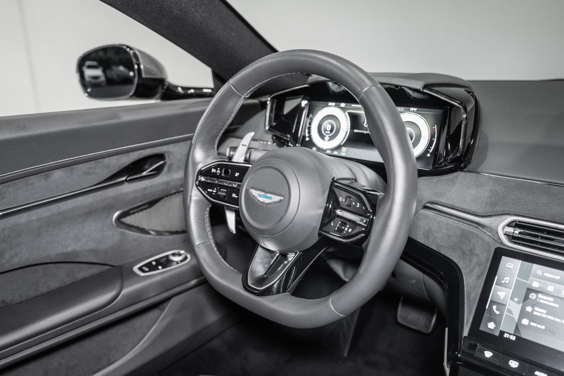 Used 2025 Aston Martin V8 Vantage Coupe RWD image 19