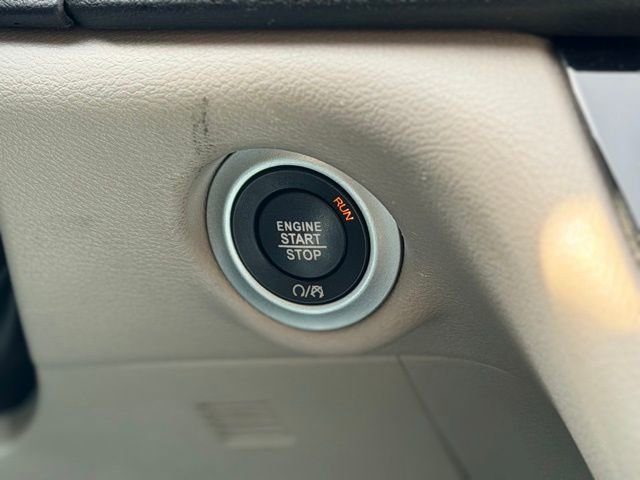 Used 2023 Chrysler Pacifica Touring-L image 11