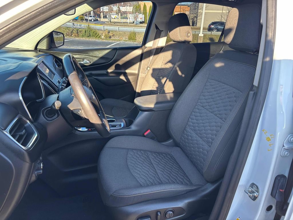 Used 2021 Chevrolet Equinox LT w/ Driver Convenience Package image 17